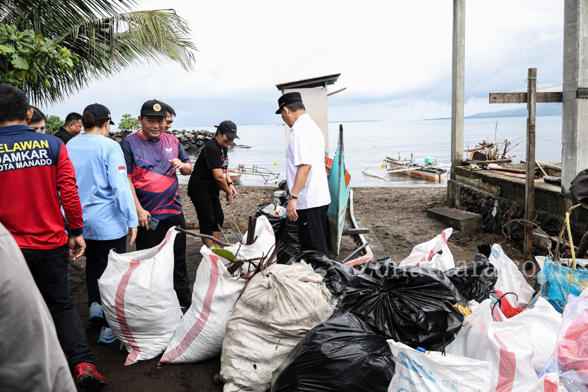 FOTO: Wagub Sulut Victor Mailangkay pimpin kerja bakti gerakan ASRI di pesisir Manado 10 FOTO: Wagub Sulut Victor Mailangkay pimpin kerja bakti gerakan ASRI di pesisir Manado