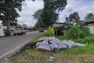 Limba ban hasil vulkanisir dibiarkan di tepi jalan, warga Mongondow keluhkan polusi