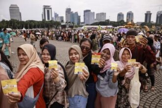 Istana Negara Bagikan Sembako dan Pakaian di Monas