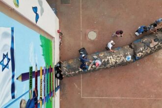 Rudal Iran Jatuh di Israel, Sisa Dikerubungi Bocah