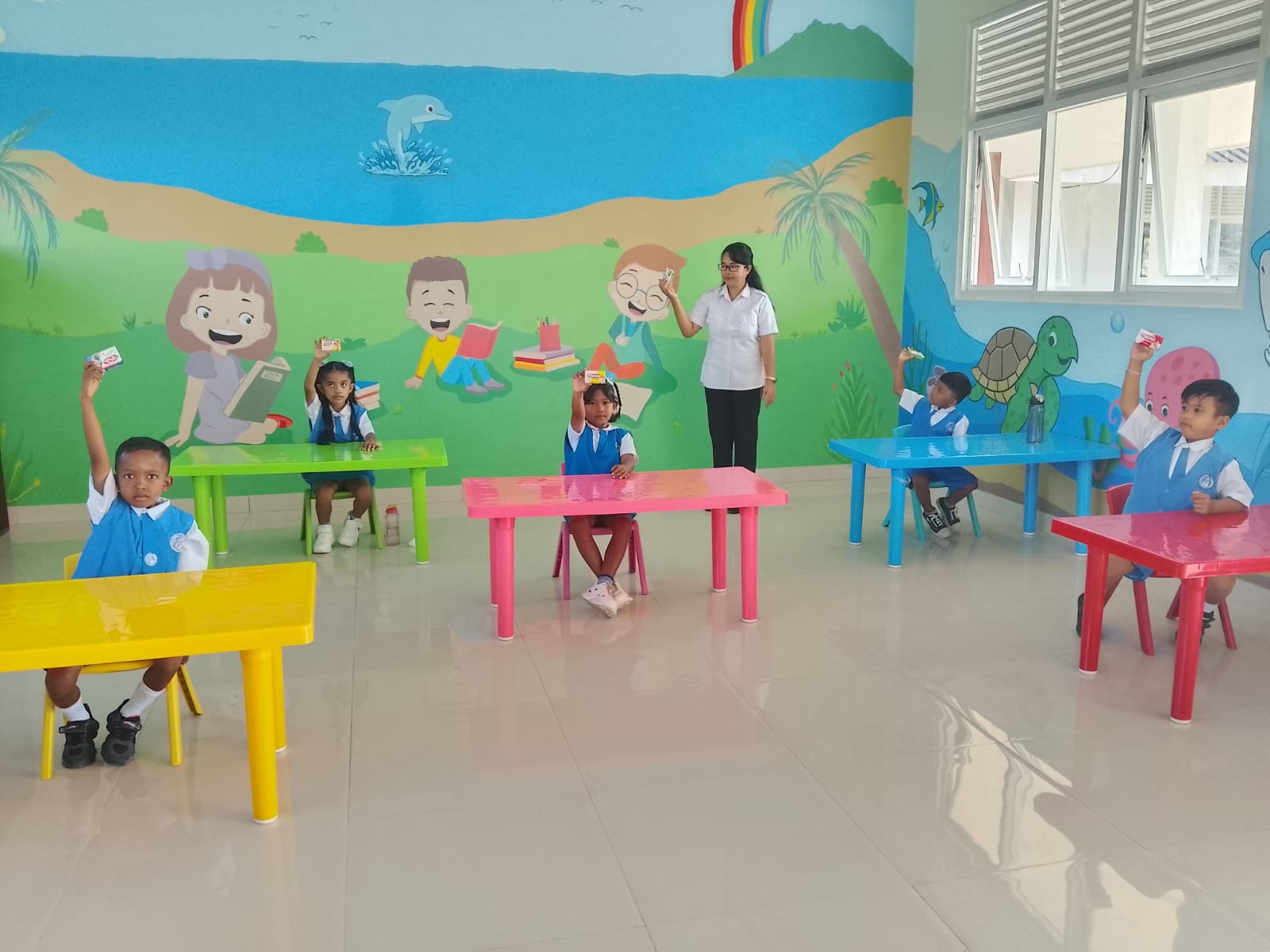 Dari belajar di rumah ke ruang kelas, anak-anak Huntap Modisi mulai sekolah