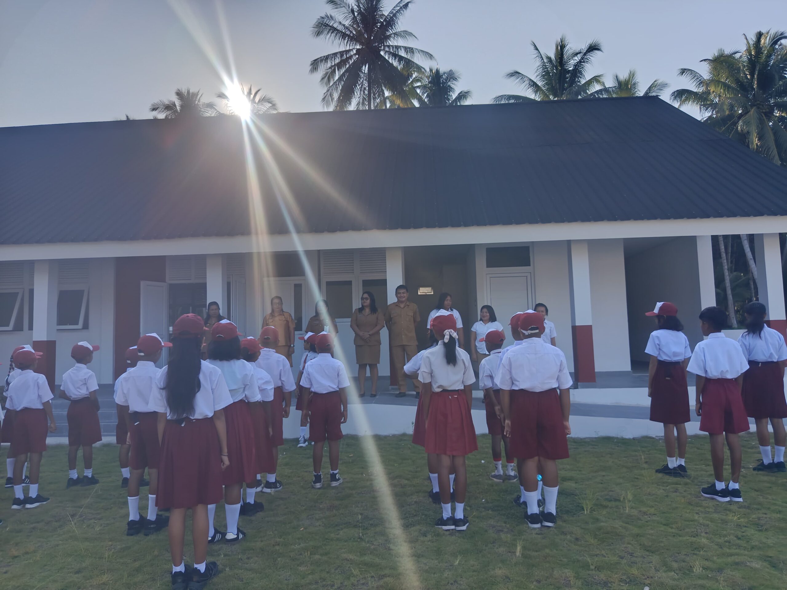 Dari belajar di rumah ke ruang kelas, anak-anak Huntap Modisi mulai sekolah