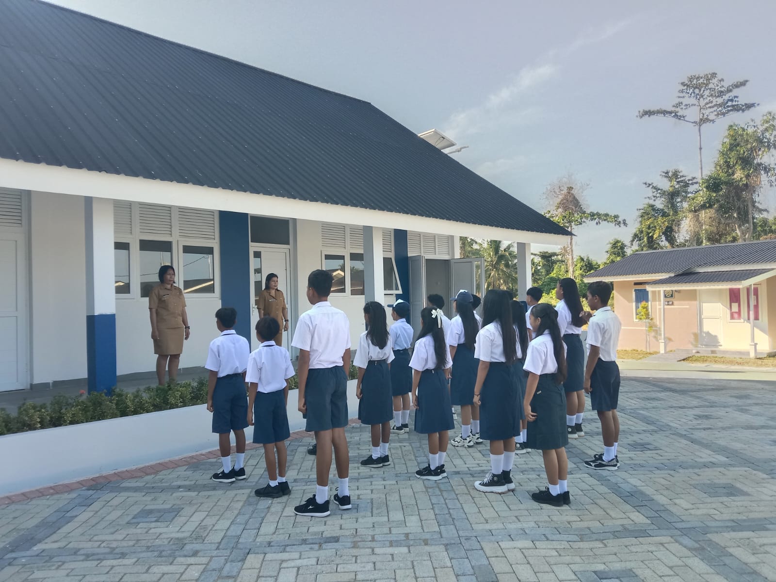 Dari belajar di rumah ke ruang kelas, anak-anak Huntap Modisi mulai sekolah