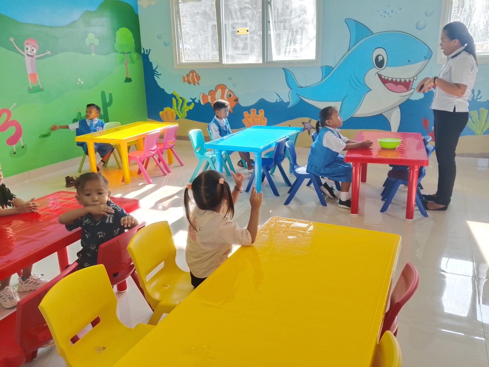 Dari belajar di rumah ke ruang kelas, anak-anak Huntap Modisi mulai sekolah