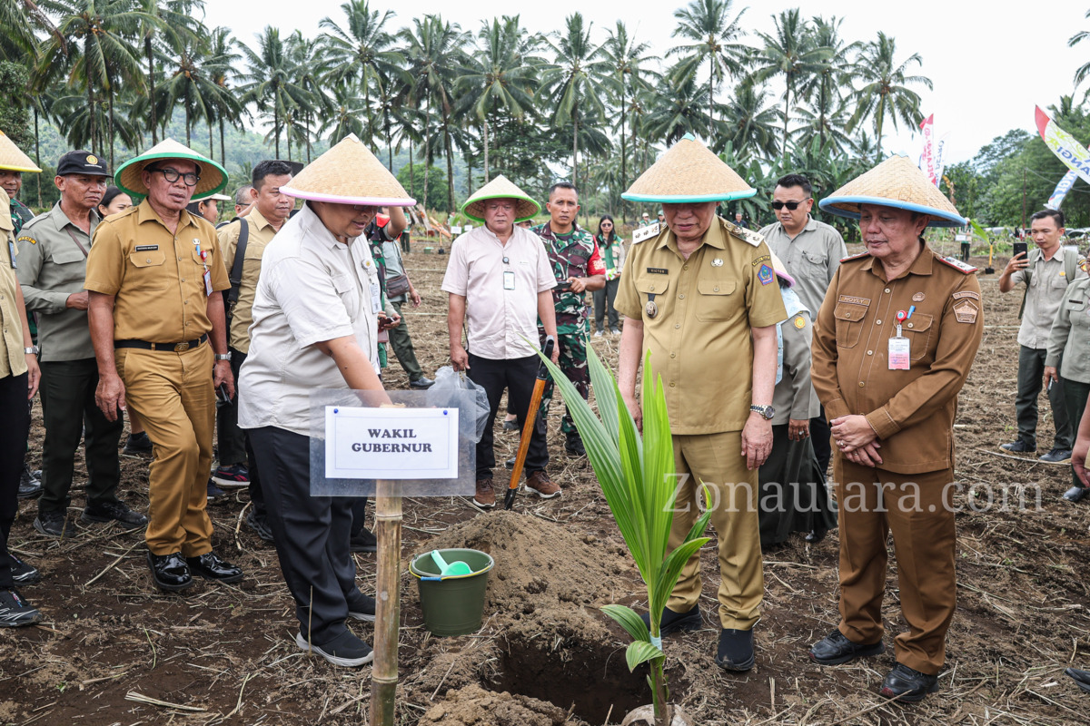 FOTO: Victor Mailangkay pimpin gerakan tanam padi demi swasembada pangan di Sulut