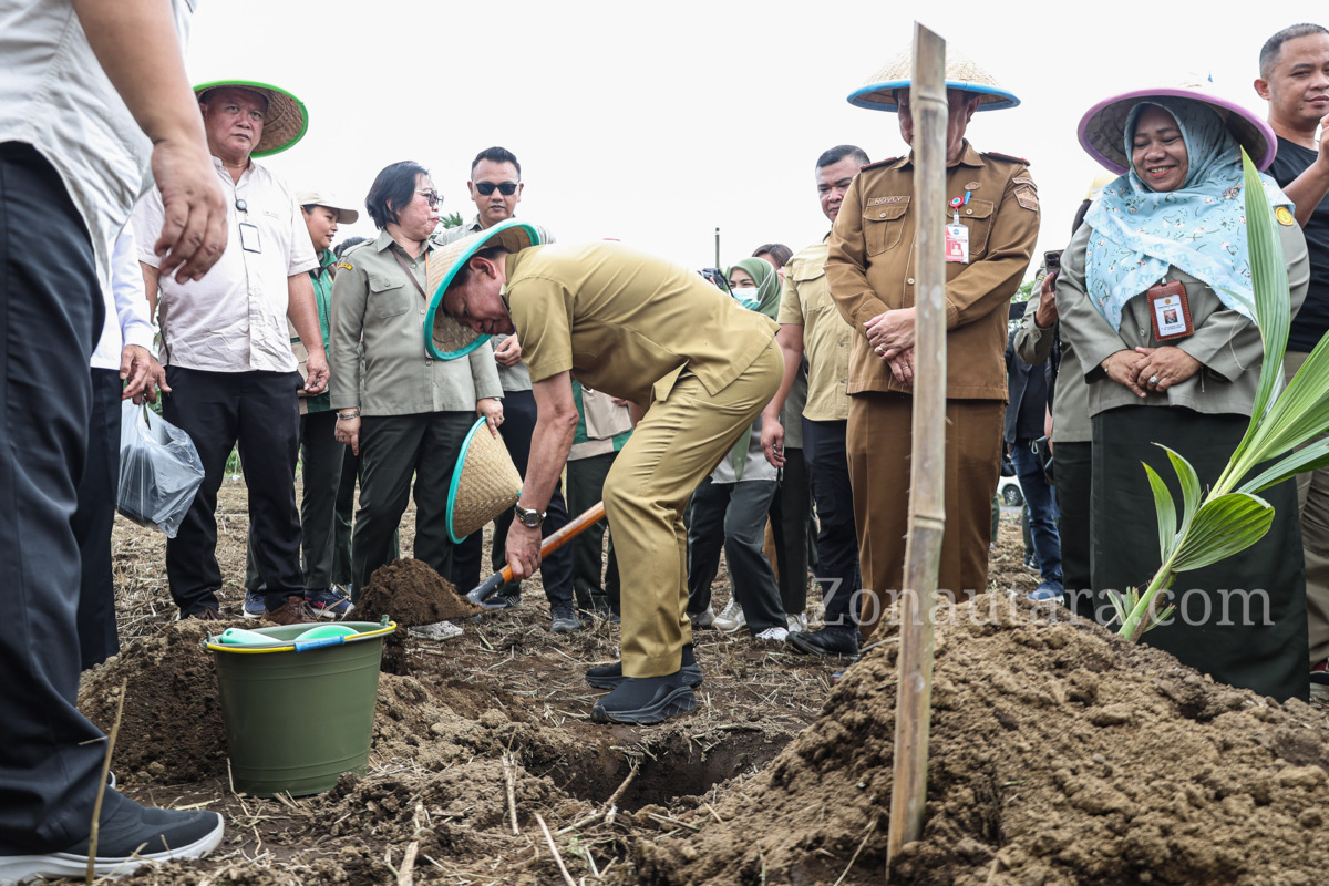FOTO: Victor Mailangkay pimpin gerakan tanam padi demi swasembada pangan di Sulut