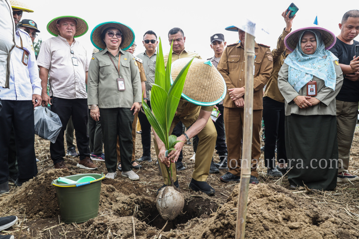 FOTO: Victor Mailangkay pimpin gerakan tanam padi demi swasembada pangan di Sulut