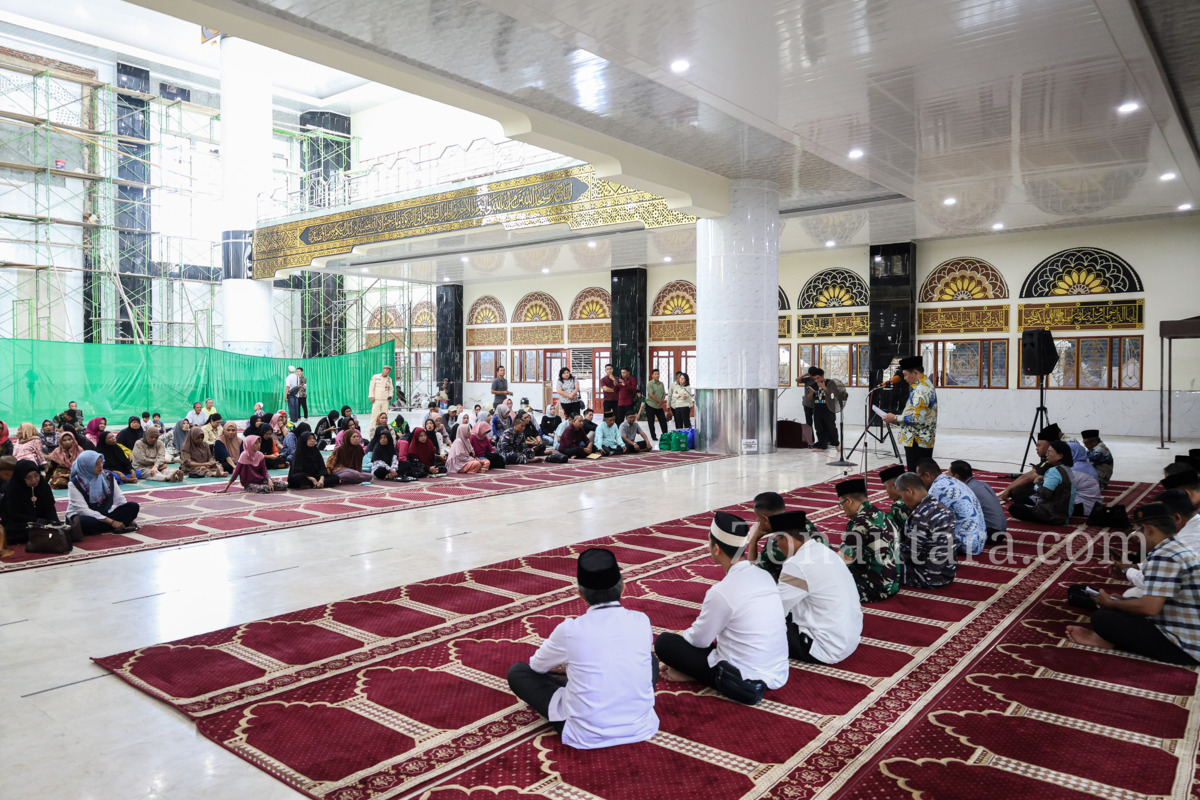 FOTO: Wagub Sulut ikut salurkan 5.000 paket sembako untuk kaum dhuafa