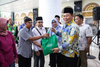 FOTO: Wagub Sulut ikut salurkan 5.000 paket sembako untuk kaum dhuafa