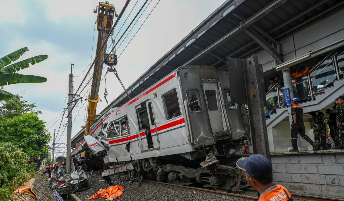 10 Perjalanan KA Daop 5 Purwokerto Dibatalkan akibat Kecelakaan di Bekasi