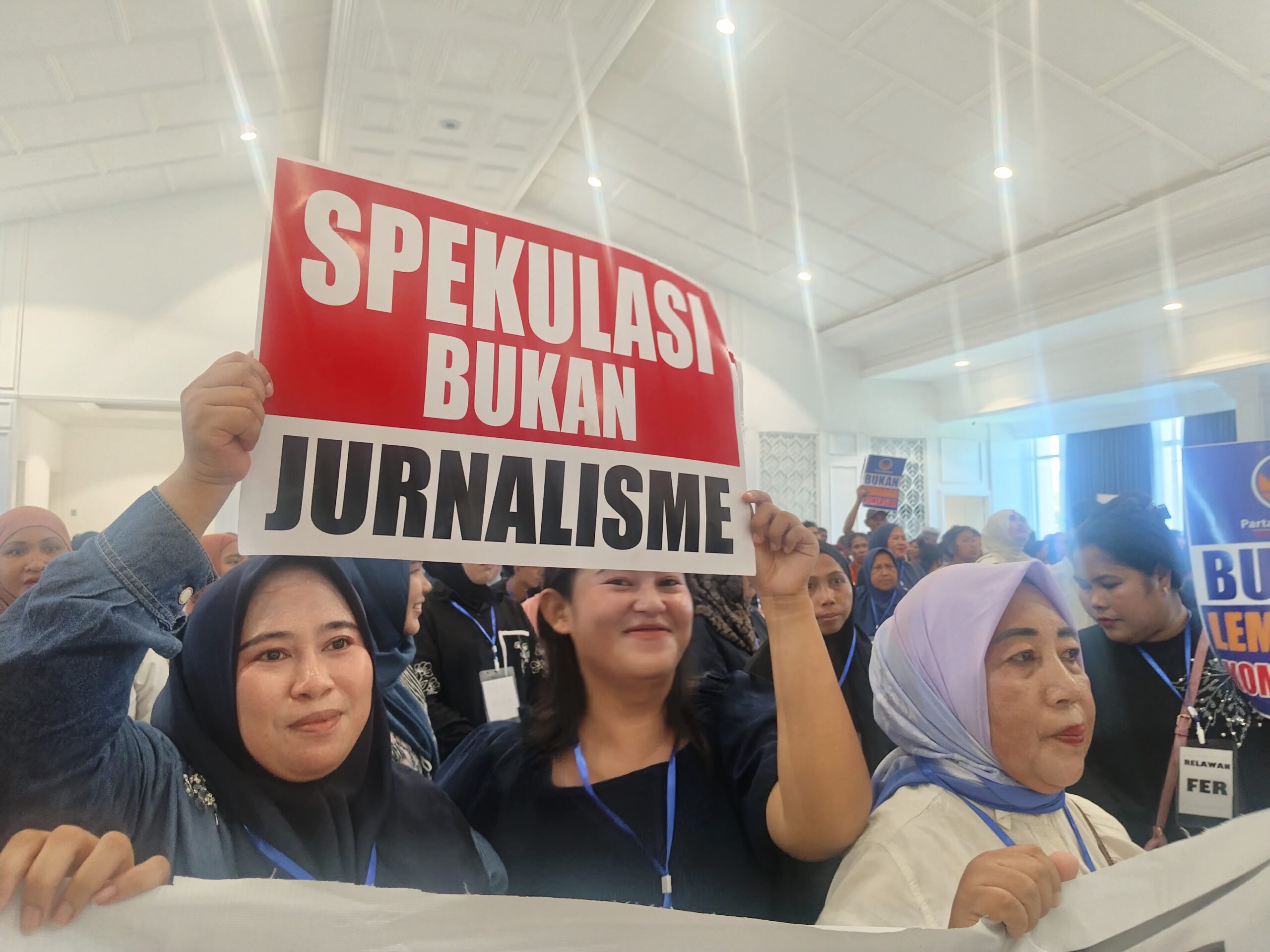 Aksi damai kader dan simpatisan Partai NasDem Sulut kecam pemberitaan Majalah Tempo