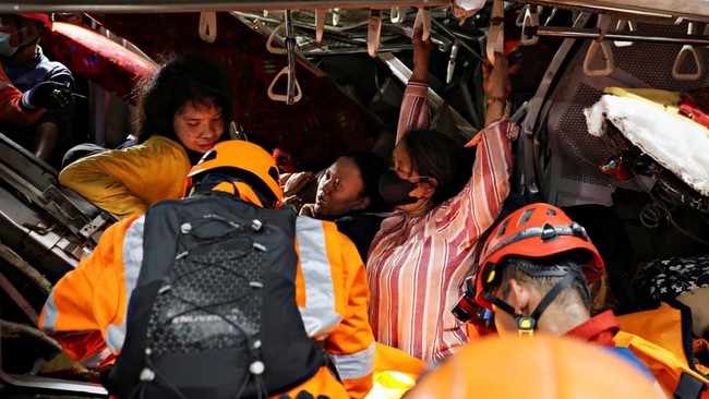Evakuasi Tabrakan KA-KRL Bekasi Timur Menelan Korban Jiwa