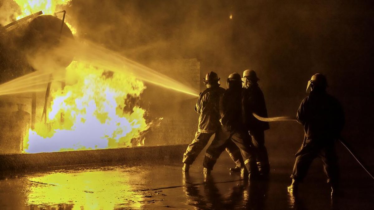 Gudang Perabotan dan Makanan Kucing di Tangerang Terbakar