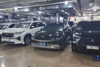Harga Anjlok, Pedagang Jual Mobil Listrik Bekas di WTC Mangga Dua