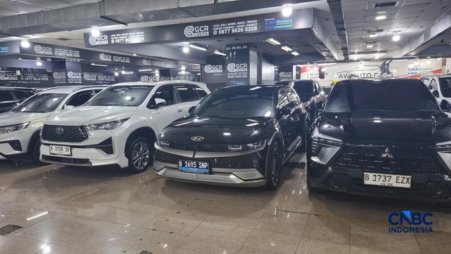 Harga Anjlok, Pedagang Jual Mobil Listrik Bekas di WTC Mangga Dua