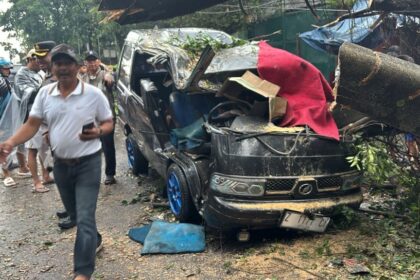 Hujan Angin di Bandung Tewaskan Satu Warga dan Tumbangkan Puluhan Pohon