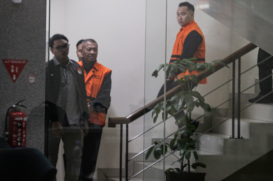 KPK Tahan Bupati Tulungagung, Pulangkan 11 Pejabat