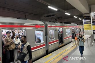Penumpang KRL ke Bekasi Terjebak di Stasiun Manggarai