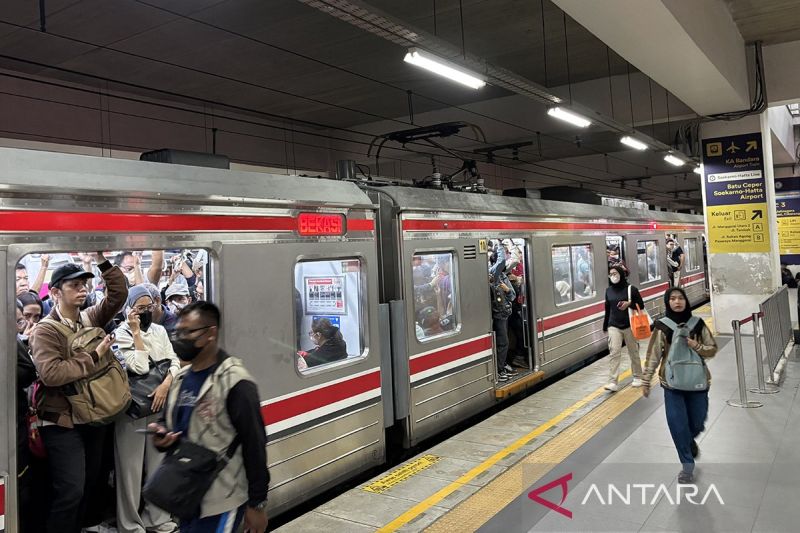 Penumpang KRL ke Bekasi Terjebak di Stasiun Manggarai