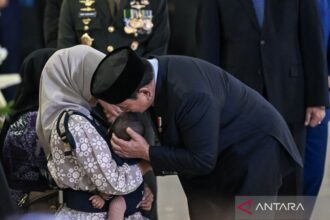 Presiden Prabowo Cium Kepala Bayi Prajurit TNI Gugur