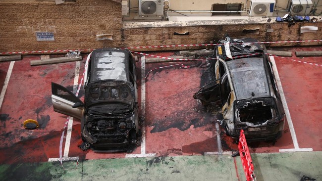 Rudal Iran Hantam Israel Utara, Mobil Terbakar