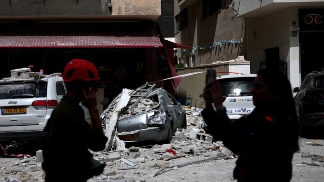 Rudal Iran Robek Iron Dome, Serang Israel di Siang Bolong