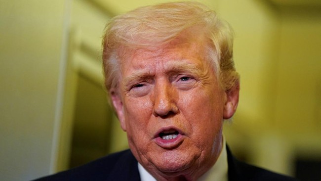 Trump Lancarkan Serangan Udara ke Pulau Minyak Iran