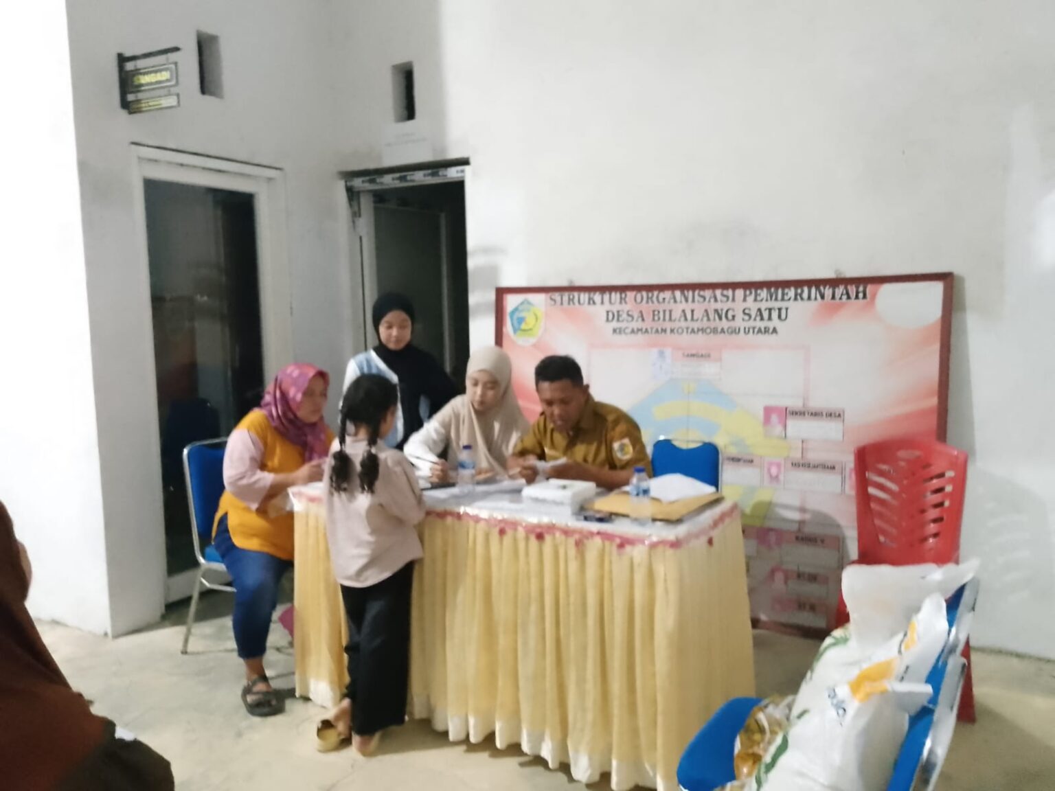 342 warga Bilalang Satu terima bantuan pangan dua bulan sekaligus, beras hingga minyak goreng disalurkan