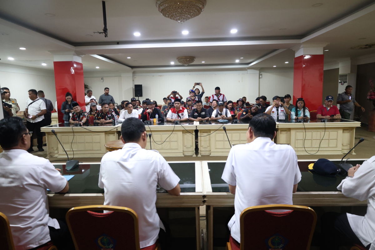 Victor Mailangkay terima aksi massa, komit serap aspirasi dan tindak lanjut sesuai kewenangan