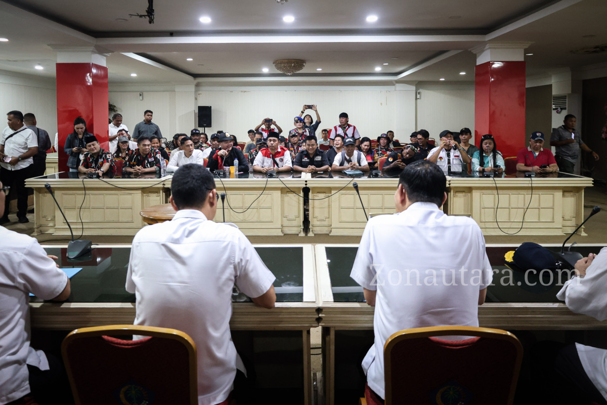 FOTO: Victor Mailangkay temui massa aksi di Kantor Gubernur Sulut