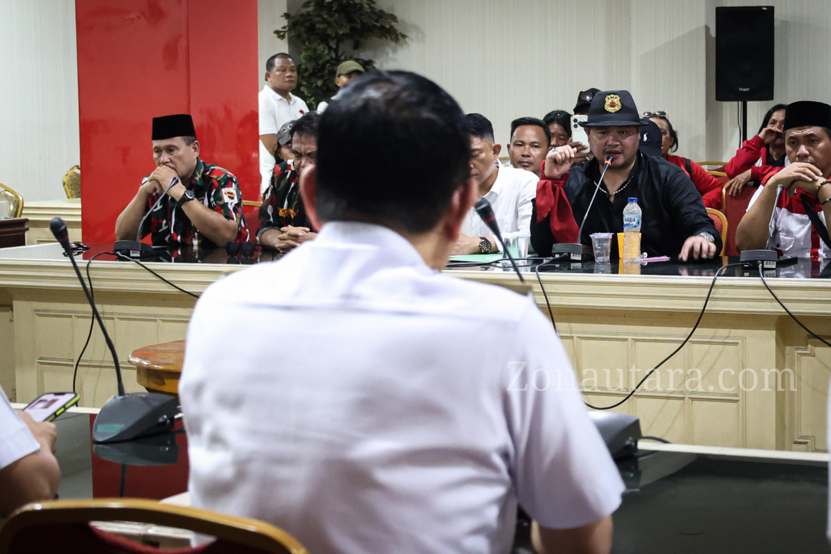FOTO: Victor Mailangkay temui massa aksi di Kantor Gubernur Sulut