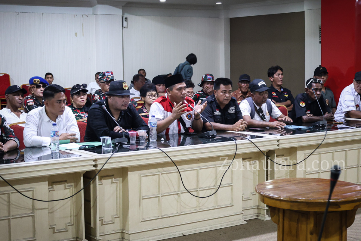 FOTO: Victor Mailangkay temui massa aksi di Kantor Gubernur Sulut