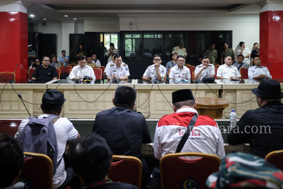 FOTO: Victor Mailangkay temui massa aksi di Kantor Gubernur Sulut