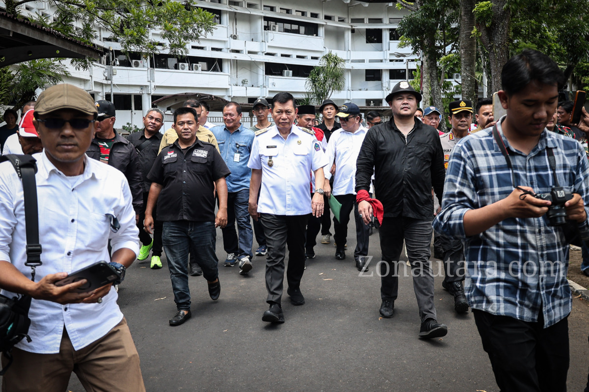 FOTO: Victor Mailangkay temui massa aksi di Kantor Gubernur Sulut