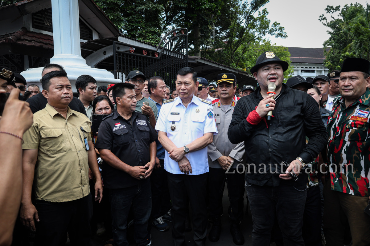 FOTO: Victor Mailangkay temui massa aksi di Kantor Gubernur Sulut