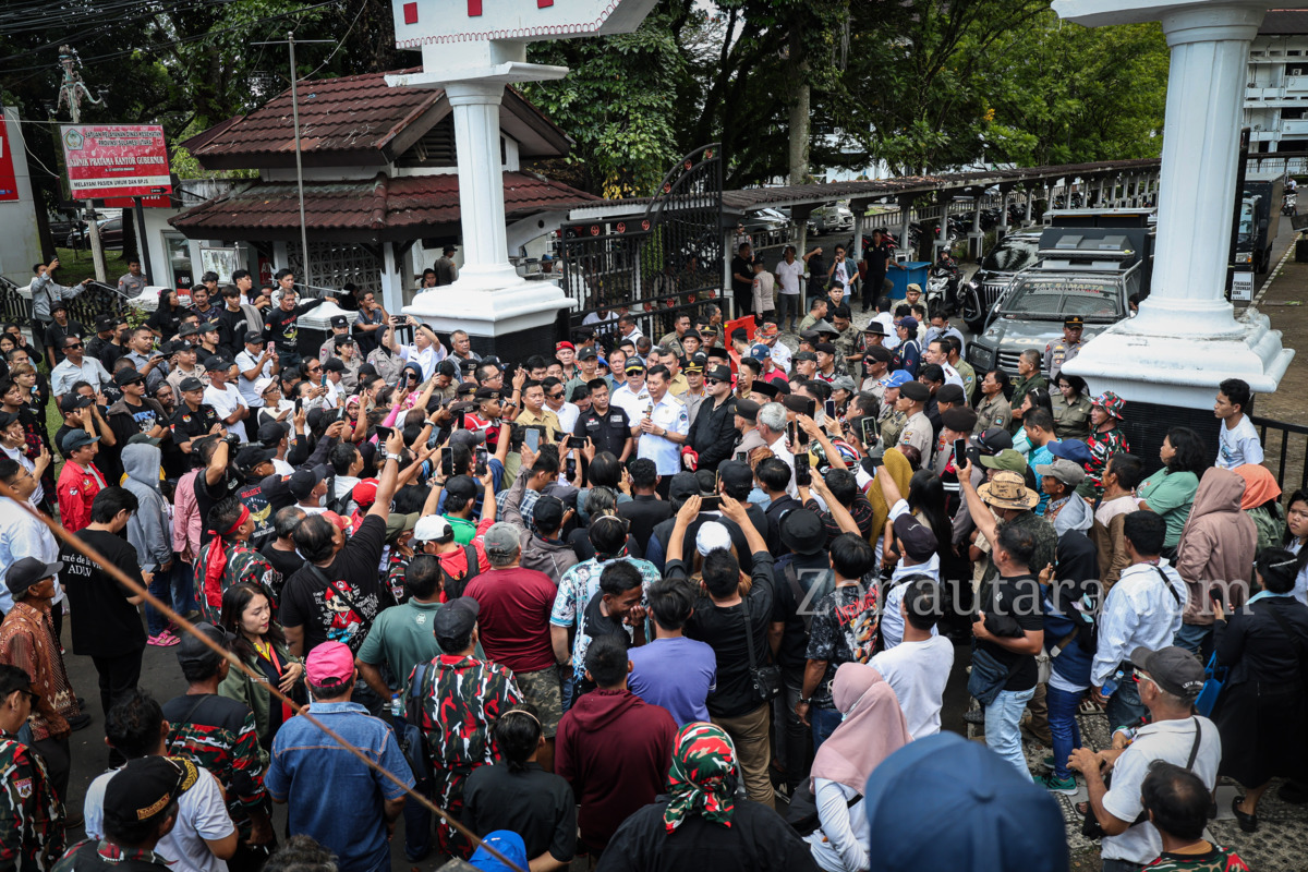 FOTO: Victor Mailangkay temui massa aksi di Kantor Gubernur Sulut