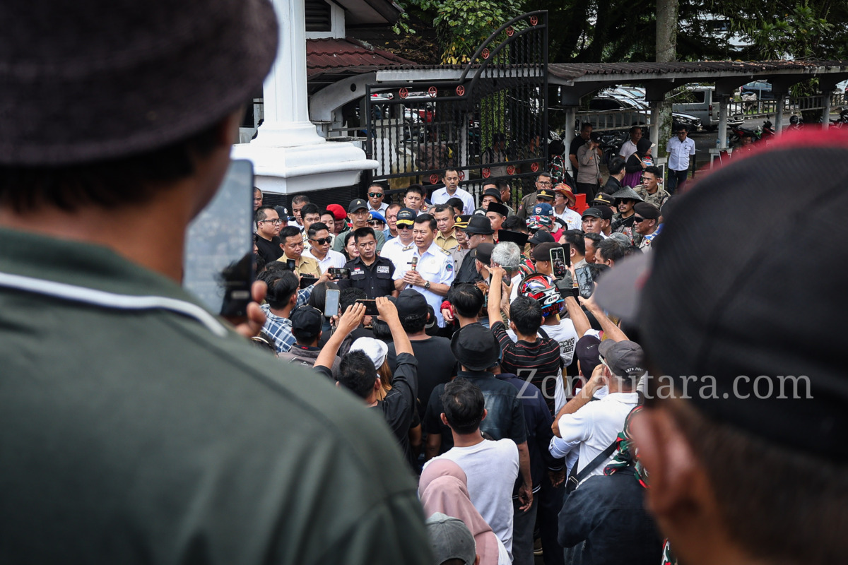 FOTO: Victor Mailangkay temui massa aksi di Kantor Gubernur Sulut