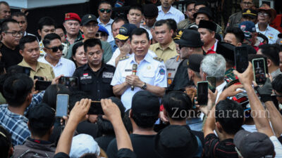 FOTO: Victor Mailangkay temui massa aksi di Kantor Gubernur Sulut