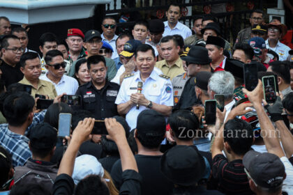FOTO: Victor Mailangkay temui massa aksi di Kantor Gubernur Sulut