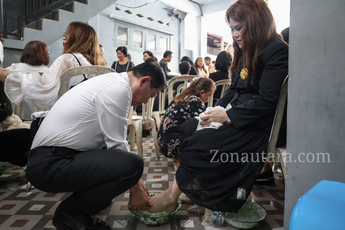 FOTO: Wagub Sulut bersama istri dalam Perjamuan Kudus bersama jemaat GMAHK Ranotana