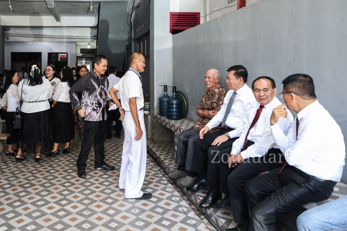 FOTO: Wagub Sulut bersama istri dalam Perjamuan Kudus bersama jemaat GMAHK Ranotana