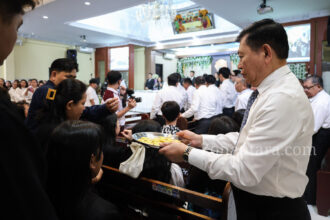 FOTO: Wagub Sulut bersama istri dalam Perjamuan Kudus bersama jemaat GMAHK Ranotana