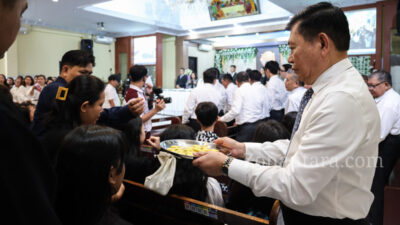 FOTO: Wagub Sulut bersama istri dalam Perjamuan Kudus bersama jemaat GMAHK Ranotana