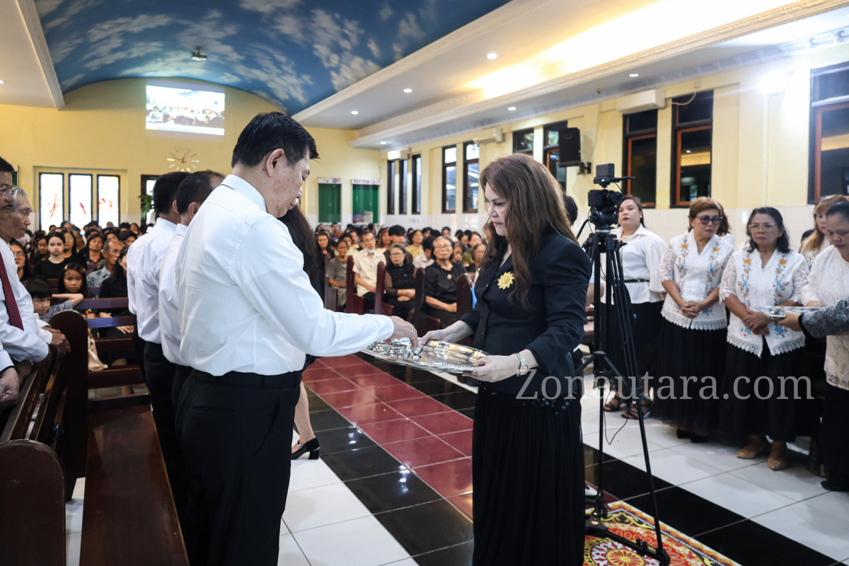 FOTO: Wagub Sulut bersama istri dalam Perjamuan Kudus bersama jemaat GMAHK Ranotana