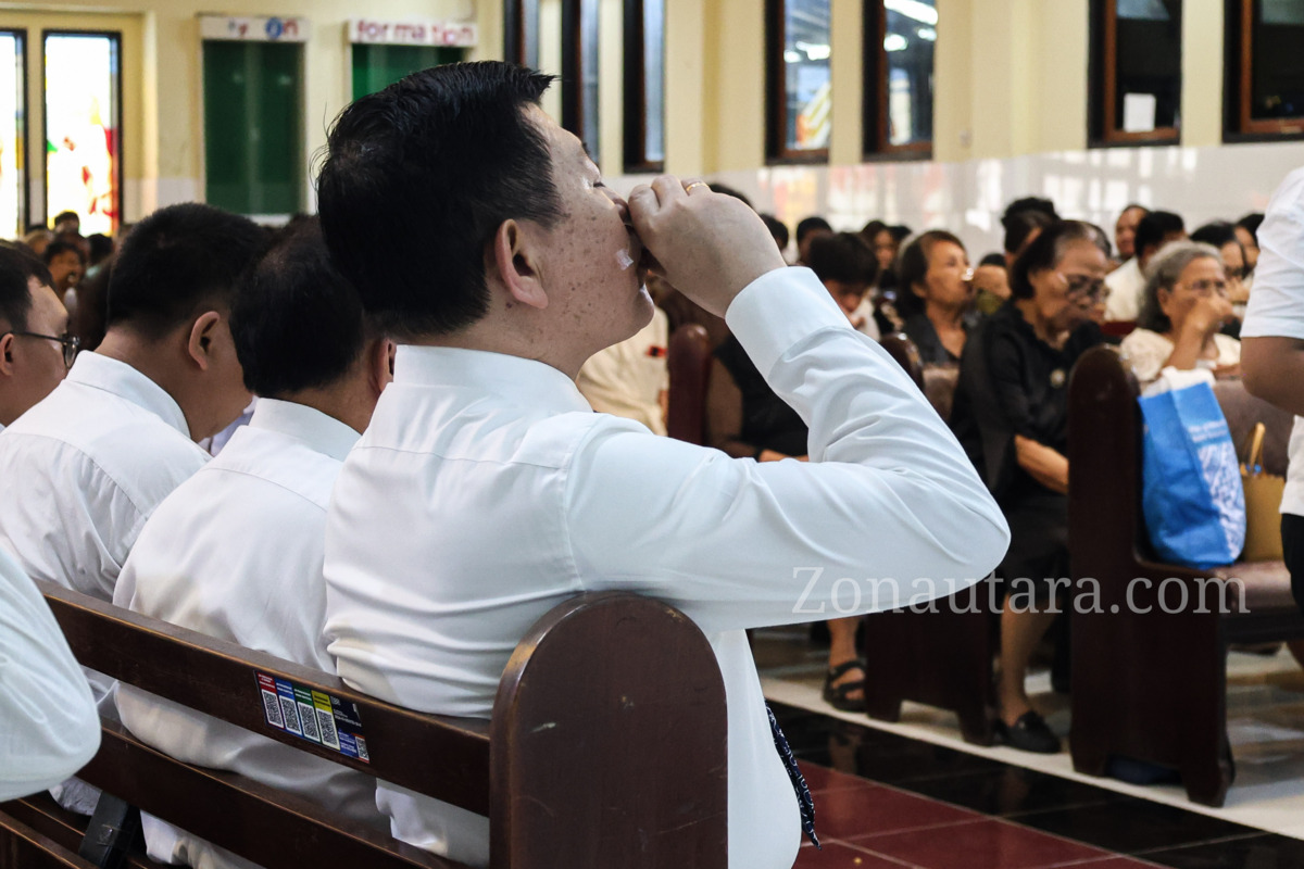 FOTO: Wagub Sulut bersama istri dalam Perjamuan Kudus bersama jemaat GMAHK Ranotana
