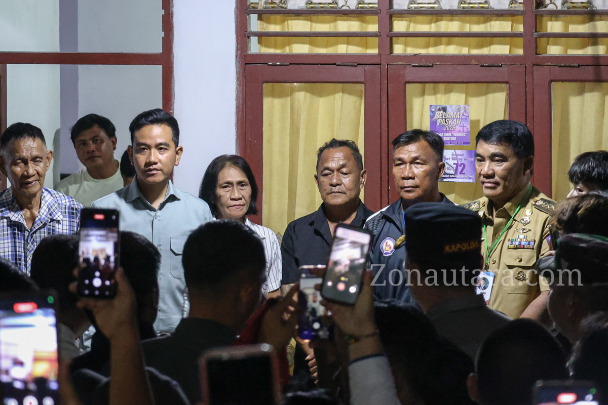 FOTO: Gubernur dan Wagub sambut kedatangan Wapres RI di Sulut, sambangi rumah duka korban gempa