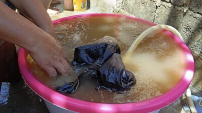 Lemari rusak dihantam arus, Rahayu pilah seragam anak di tengah lumpur 8 Lemari rusak dihantam arus, Rahayu pilah seragam anak di tengah lumpur