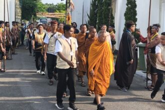 57 Biksu Thudong Gelar Kirab Budaya Waisak di Solo
