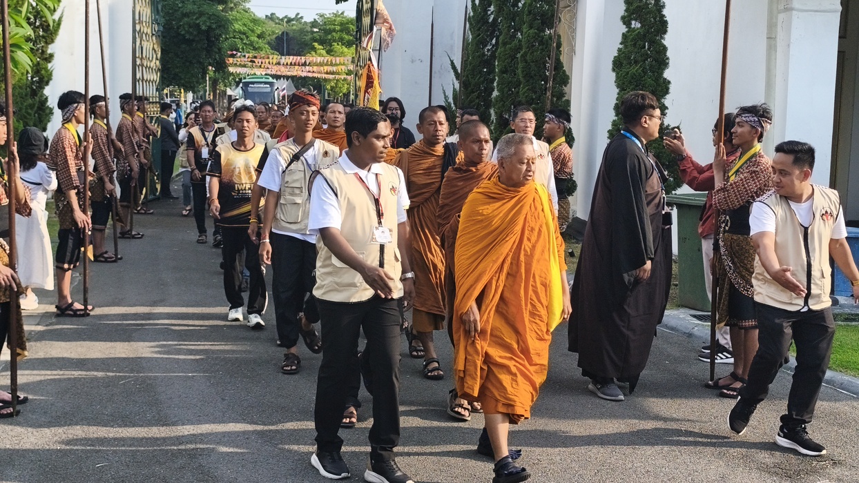 57 Biksu Thudong Gelar Kirab Budaya Waisak di Solo