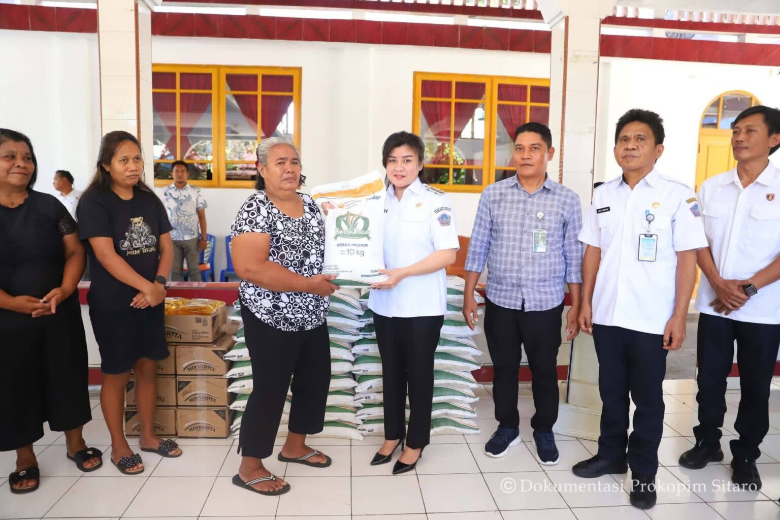 Bupati Sitaro Launching Bantuan Beras dan Minyak Goreng